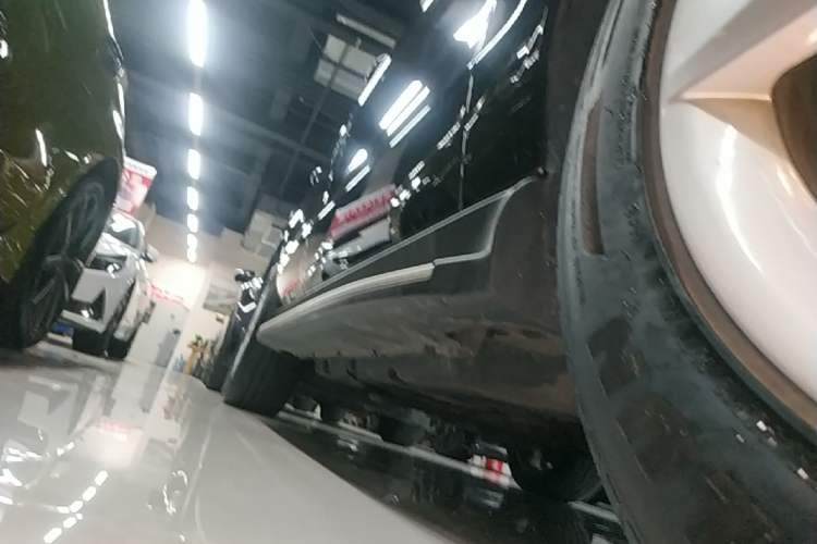 Used Mercedes-Benz M-Class 2014 ML 320 4MATIC Right Side Sill