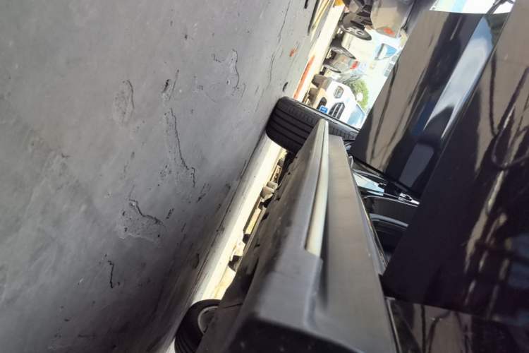 Used Mercedes-Benz M-Class 2014 ML 320 4MATIC Right Side Sill