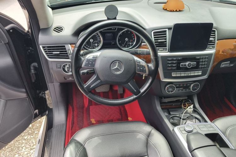 Used Mercedes-Benz M-Class 2014 ML 400 4MATIC Dynamic Model Steering Wheel