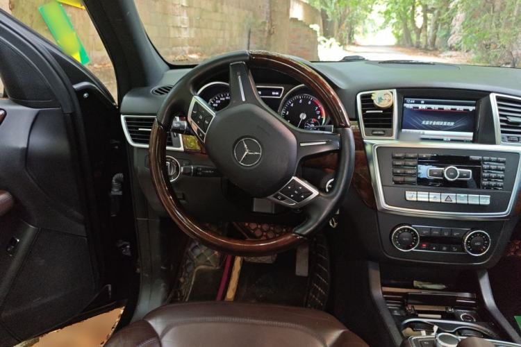 Used Mercedes-Benz M-Class 2014 ML 400 4MATIC Luxury Model Steering Wheel