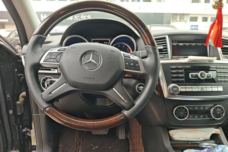 Used Mercedes-Benz M-Class 2014 ML 400 4MATIC Luxury Model Steering Wheel