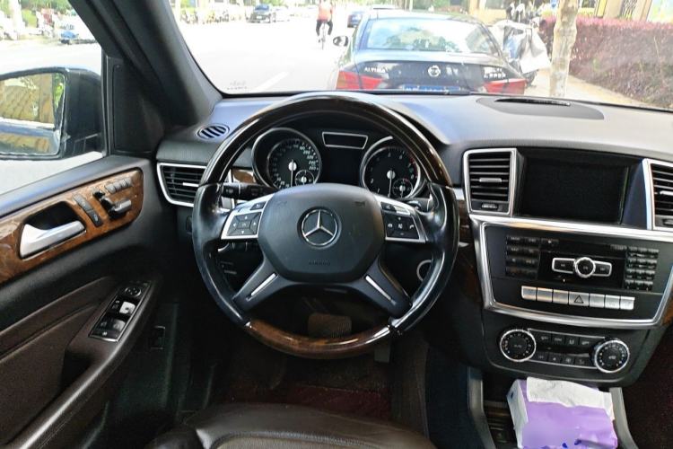 Used Mercedes-Benz M-Class 2014 ML 400 4MATIC Luxury Model Steering Wheel