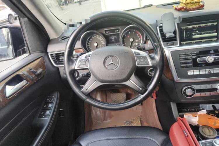 Used Mercedes-Benz M-Class 2014 ML 400 4MATIC Dynamic Model Steering Wheel