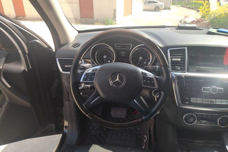 Used Mercedes-Benz M-Class 2014 ML 400 4MATIC Luxury Model Steering Wheel