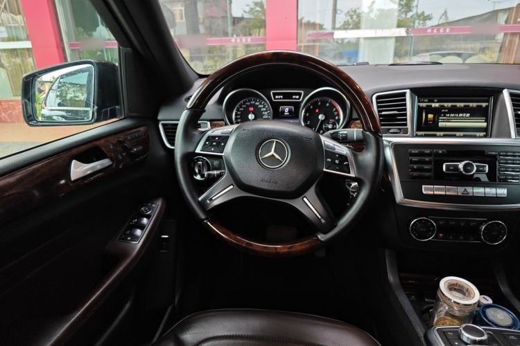 Used Mercedes-Benz M-Class 2014 ML 400 4MATIC Luxury Model Steering Wheel