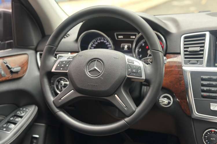 Used Mercedes-Benz M-Class 2014 ML 400 4MATIC Dynamic Model Steering Wheel