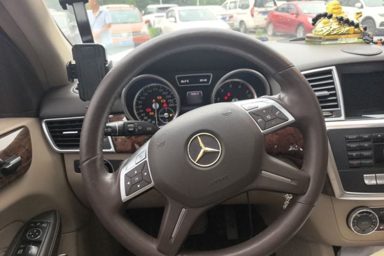 Used Mercedes-Benz M-Class 2014 ML 400 4MATIC Dynamic Model Steering Wheel