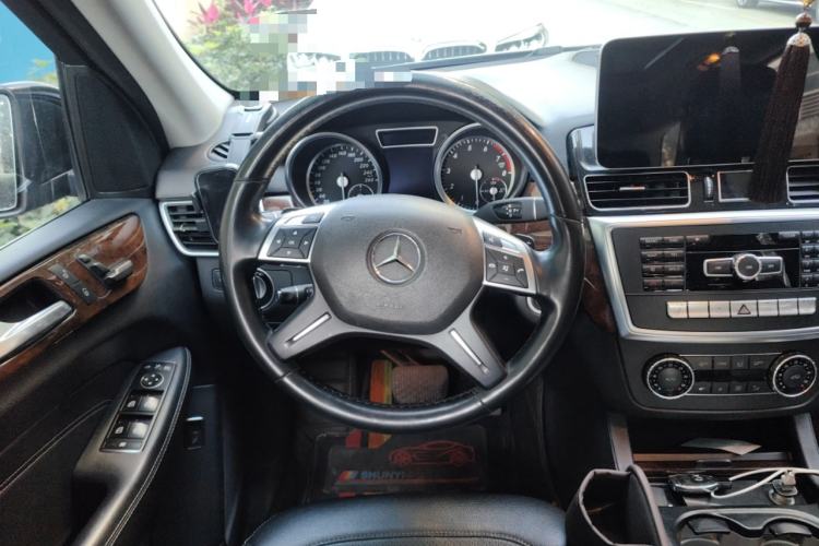 Used Mercedes-Benz M-Class 2014 ML 400 4MATIC Dynamic Model Steering Wheel