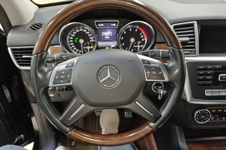Used Mercedes-Benz M-Class 2014 ML 400 4MATIC Luxury Model Steering Wheel