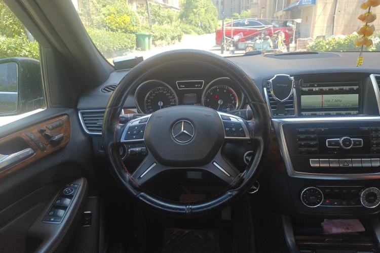 Used Mercedes-Benz M-Class 2014 ML 400 4MATIC Luxury Model Steering Wheel