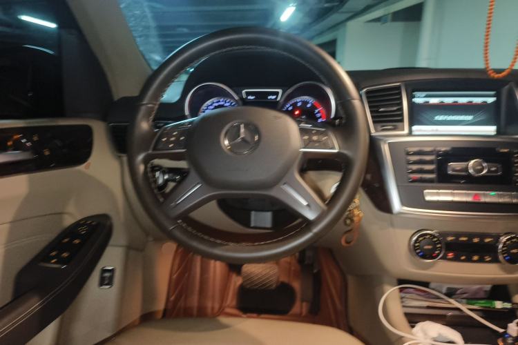 Used Mercedes-Benz M-Class 2014 ML 400 4MATIC Dynamic Model Steering Wheel