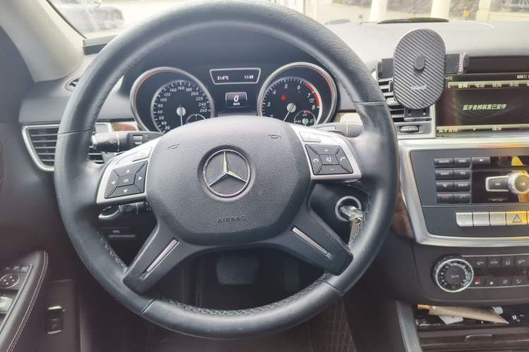 Used Mercedes-Benz M-Class 2014 ML 400 4MATIC Dynamic Model Steering Wheel