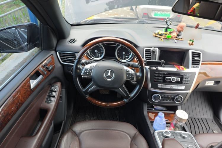 Used Mercedes-Benz M-Class 2014 ML 400 4MATIC Luxury Model Steering Wheel