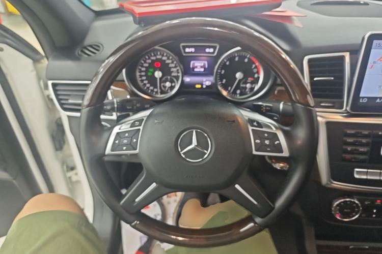 Used Mercedes-Benz M-Class 2014 ML 400 4MATIC Luxury Model Steering Wheel