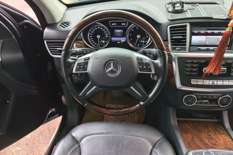 Used Mercedes-Benz M-Class 2014 ML 400 4MATIC Luxury Model Steering Wheel