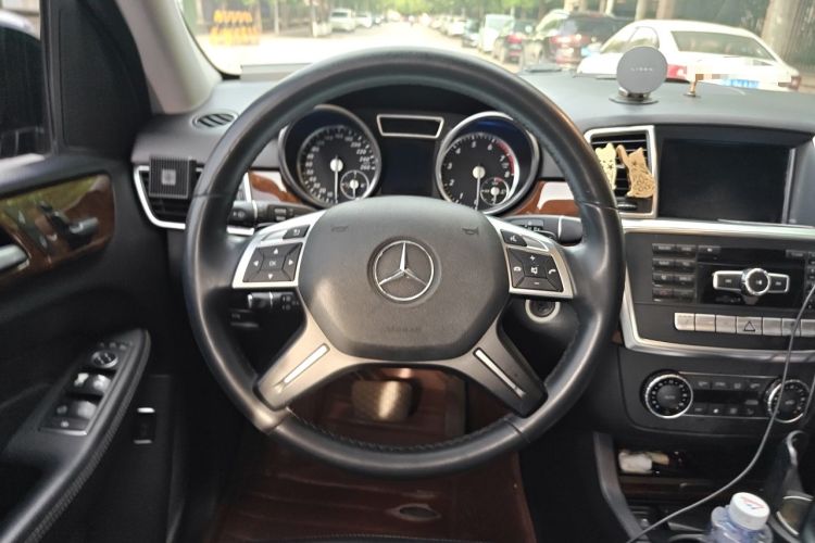 Used Mercedes-Benz M-Class 2014 ML 400 4MATIC Dynamic Model Steering Wheel