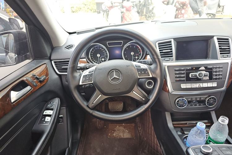 Used Mercedes-Benz M-Class 2014 ML 400 4MATIC Dynamic Model Steering Wheel