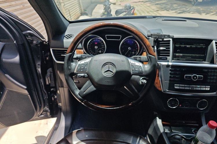 Used Mercedes-Benz M-Class 2014 ML 400 4MATIC Luxury Model Steering Wheel