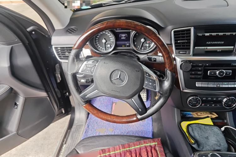 Used Mercedes-Benz M-Class 2014 ML 400 4MATIC Luxury Model Steering Wheel