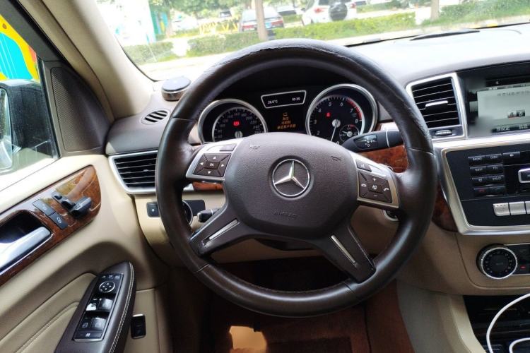 Used Mercedes-Benz M-Class 2014 ML 400 4MATIC Dynamic Model Steering Wheel