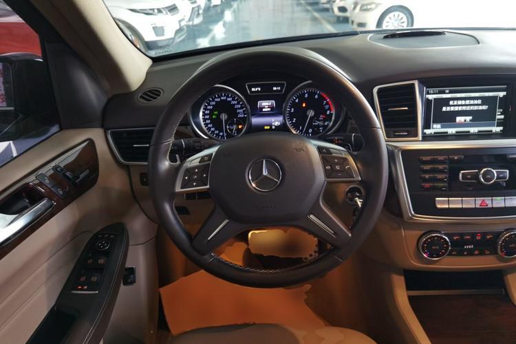 Used Mercedes-Benz M-Class 2014 ML 400 4MATIC Dynamic Model Steering Wheel