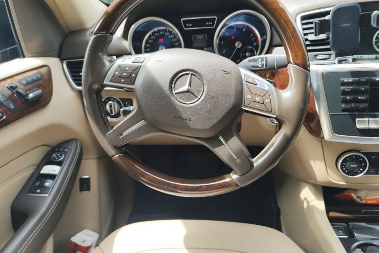 Used Mercedes-Benz M-Class 2014 ML 400 4MATIC Luxury Model Steering Wheel