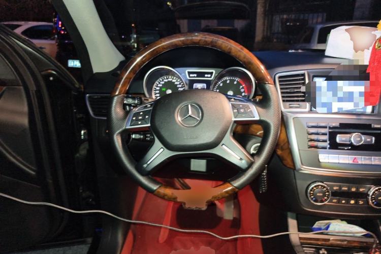 Used Mercedes-Benz M-Class 2014 ML 400 4MATIC Dynamic Model Steering Wheel