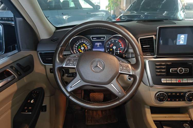 Used Mercedes-Benz M-Class 2014 ML 320 4MATIC Steering Wheel