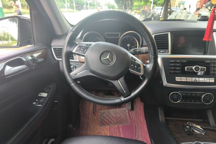 Used Mercedes-Benz M-Class 2014 ML 400 4MATIC Dynamic Model Steering Wheel