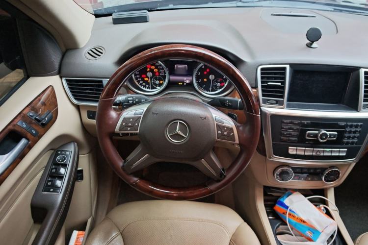 Used Mercedes-Benz M-Class 2014 ML 400 4MATIC Dynamic Model Steering Wheel
