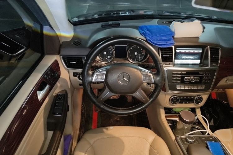 Used Mercedes-Benz M-Class 2014 ML 400 4MATIC Dynamic Model Steering Wheel