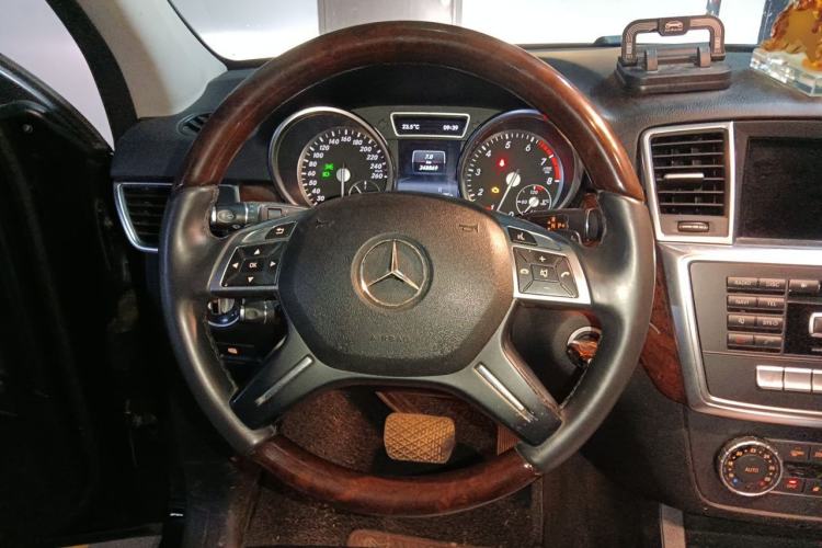 Used Mercedes-Benz M-Class 2014 ML 400 4MATIC Luxury Model Steering Wheel