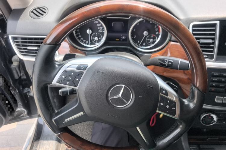 Used Mercedes-Benz M-Class 2014 ML 400 4MATIC Luxury Model Steering Wheel