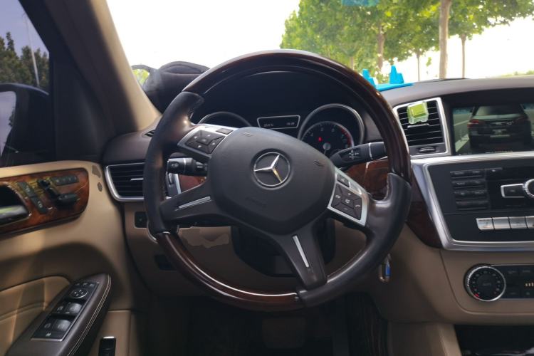 Used Mercedes-Benz M-Class 2014 ML 400 4MATIC Dynamic Model Steering Wheel