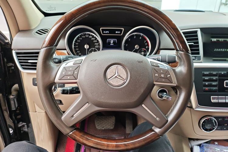 Used Mercedes-Benz M-Class 2014 ML 400 4MATIC Luxury Model Steering Wheel