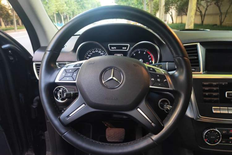 Used Mercedes-Benz M-Class 2014 ML 320 4MATIC Steering Wheel