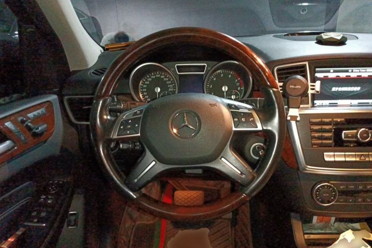 Used Mercedes-Benz M-Class 2014 ML 400 4MATIC Luxury Model Steering Wheel