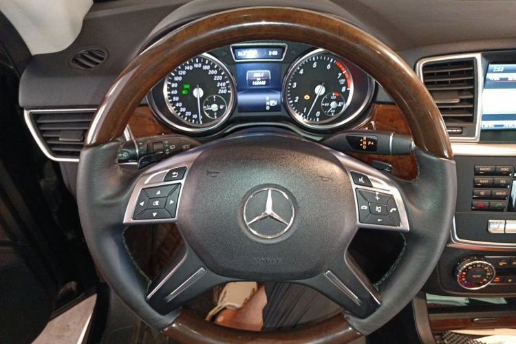 Used Mercedes-Benz M-Class 2014 ML 400 4MATIC Luxury Model Steering Wheel