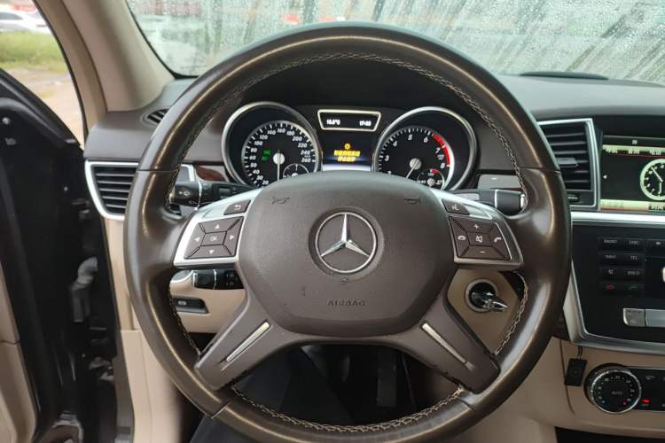 Used Mercedes-Benz M-Class 2014 ML 400 4MATIC Dynamic Model Steering Wheel
