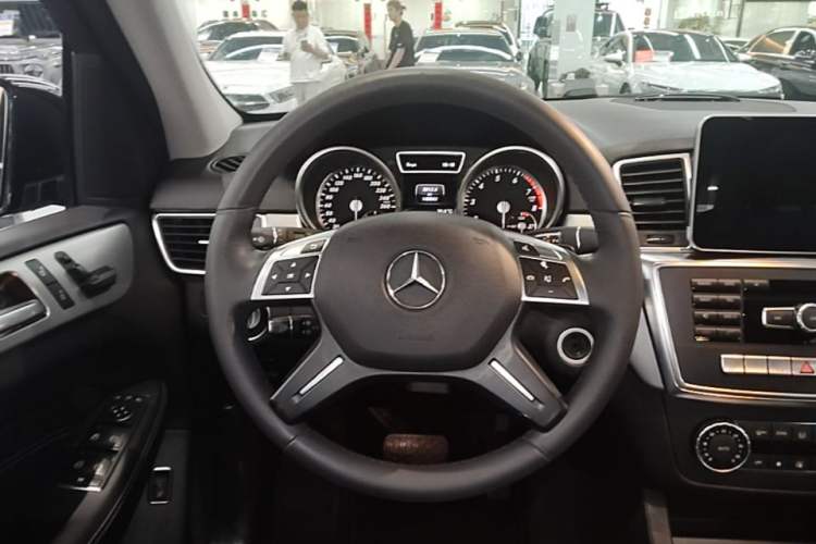 Used Mercedes-Benz M-Class 2014 ML 320 4MATIC Steering Wheel