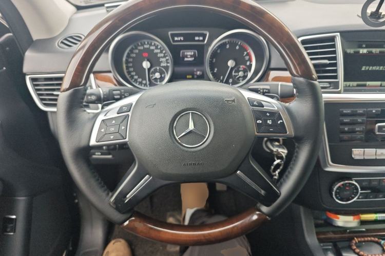 Used Mercedes-Benz M-Class 2014 ML 400 4MATIC Luxury Model Steering Wheel