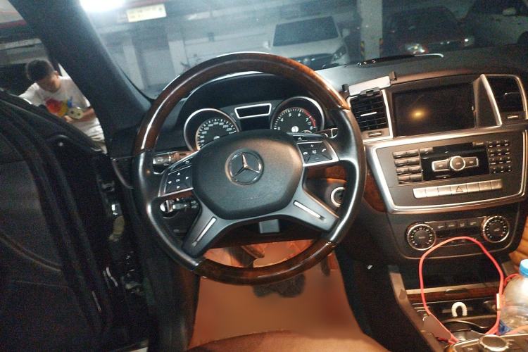 Used Mercedes-Benz M-Class 2014 ML 400 4MATIC Luxury Model Steering Wheel