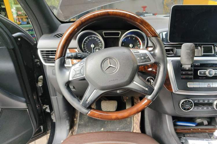 Used Mercedes-Benz M-Class 2014 ML 400 4MATIC Luxury Model Steering Wheel