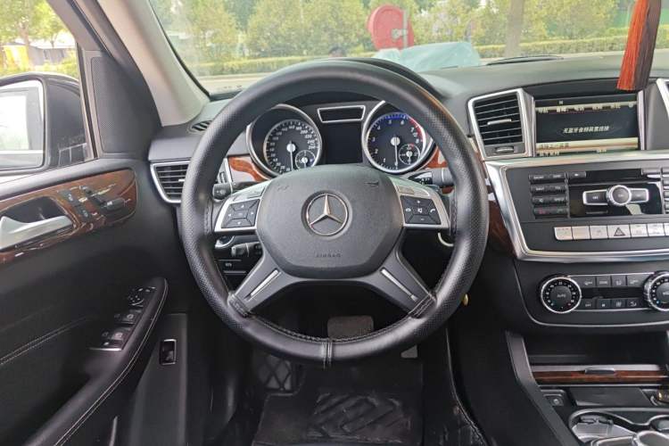 Used Mercedes-Benz M-Class 2014 ML 400 4MATIC Dynamic Model Steering Wheel