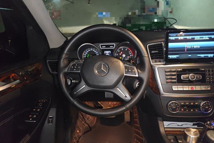 Used Mercedes-Benz M-Class 2014 ML 400 4MATIC Dynamic Model Steering Wheel