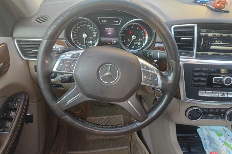 Used Mercedes-Benz M-Class 2014 ML 400 4MATIC Dynamic Model Steering Wheel