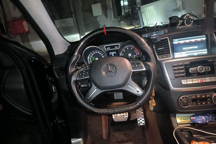 Used Mercedes-Benz M-Class 2014 ML 400 4MATIC Dynamic Model Steering Wheel