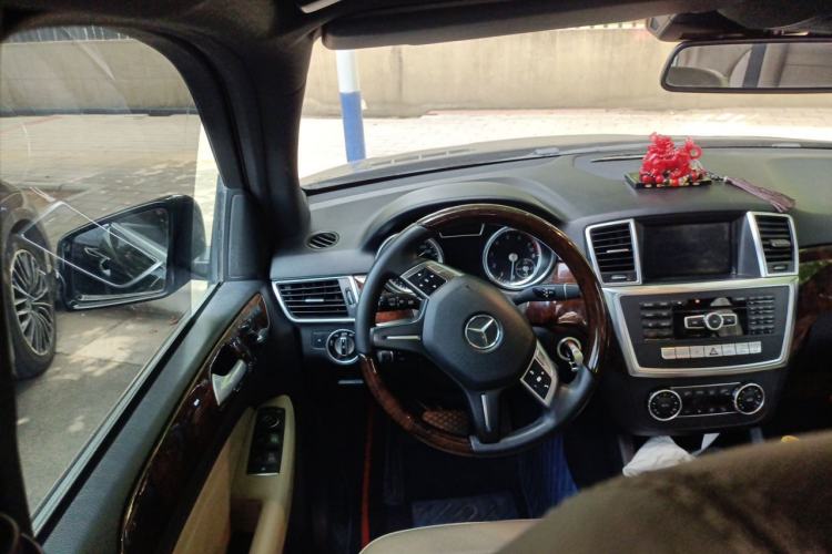 Used Mercedes-Benz M-Class 2014 ML 400 4MATIC Luxury Model Steering Wheel