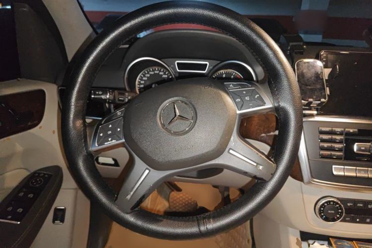 Used Mercedes-Benz M-Class 2014 ML 400 4MATIC Dynamic Model Steering Wheel