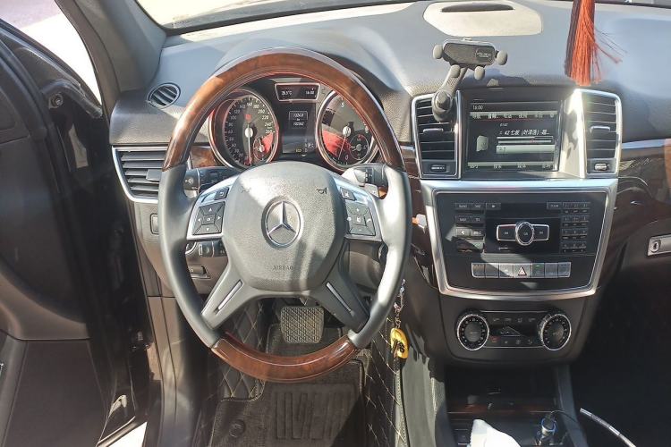 Used Mercedes-Benz M-Class 2014 ML 400 4MATIC Luxury Model Steering Wheel